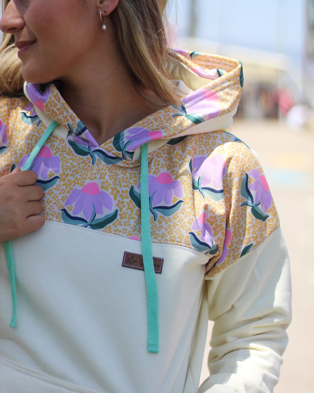 Polerones florales: cómo usarlos, combinarlos y por qué nunca pasan de moda